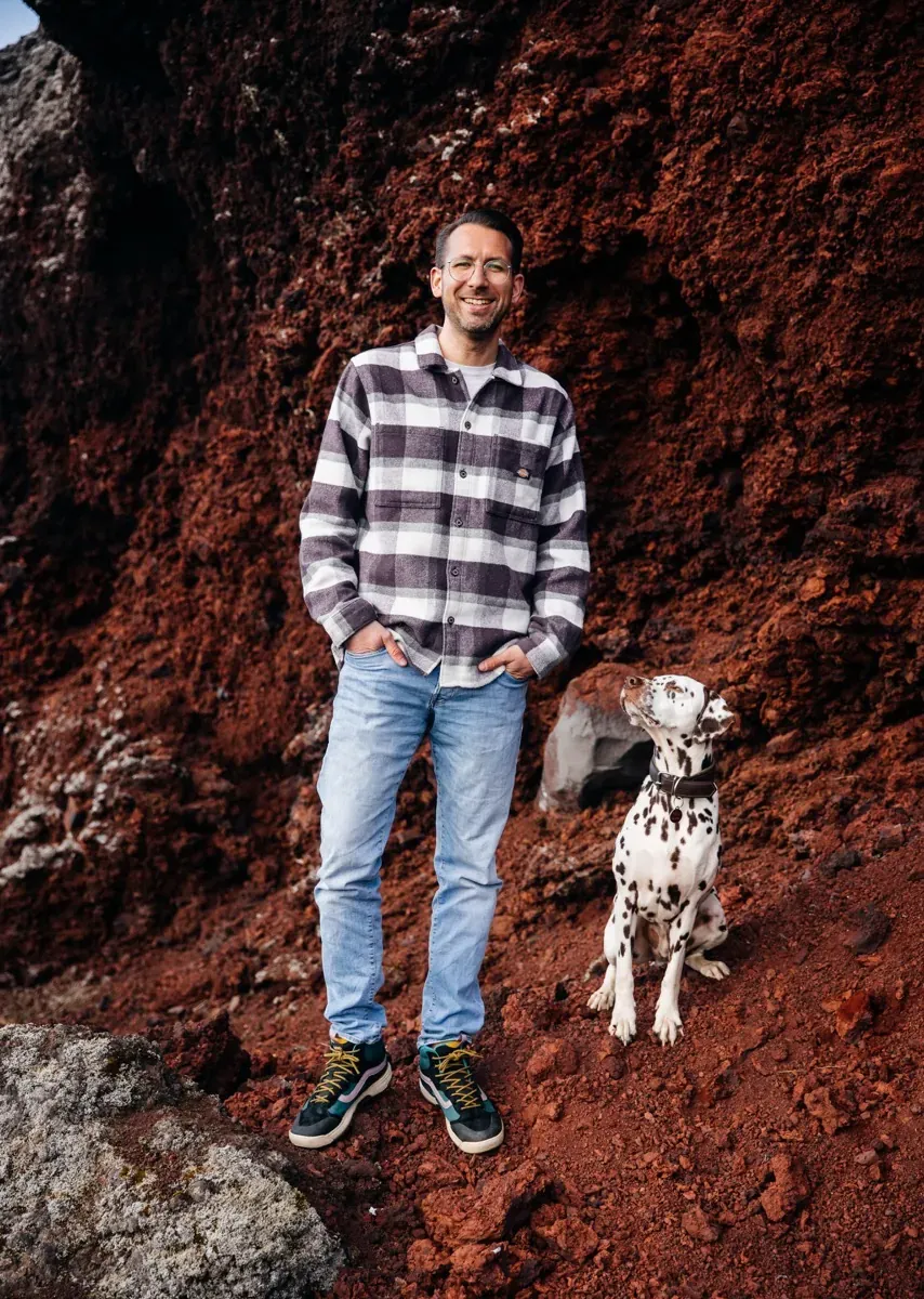 Patrick og hundurinn Pilou við rauðar klappir