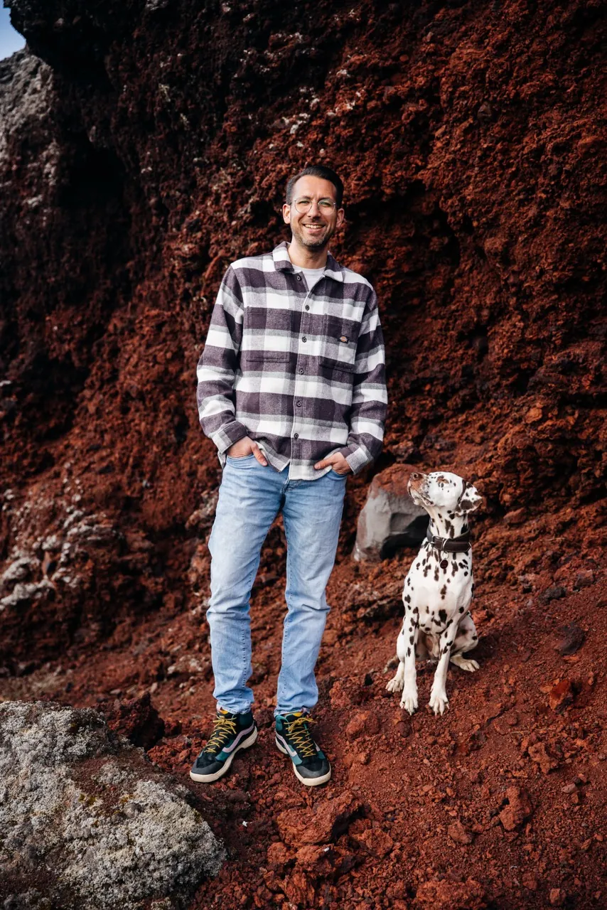 Patrick og hundurinn Pilou við rauðar klappir